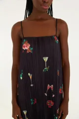 Vestido largo plisado con estampado de copas de cóctel y flores, de corte recto y tirantes finos.