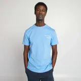 Camiseta celeste de manga corta con estampado pequeño en el pecho.