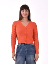 Cárdigan tejido de punto color naranja, con cuello en V y cierre frontal con botones.
