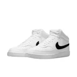 Championes de básquetbol de estilo retro, con parte superior blanca y detalles en negro, fabricados con al menos un 20% de materiales reciclados.