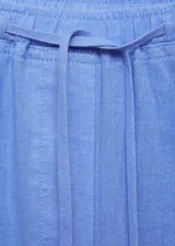Pantalón de lino celeste con cintura elástica ajustable con cordón.