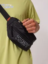 Riñonera negra marca Rusty con logo blanco estampado en el frente.