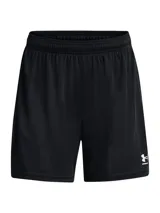 Short deportivo Under Armour Challenger Knit negro con logo blanco en la pierna izquierda.