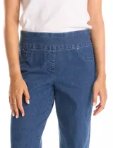 Jegging de algodón elastizado color gris claro, con pretina ancha elastizada de tiro alto, bolsillos laterales simulados con remaches metálicos y bolsillos traseros funcionales.