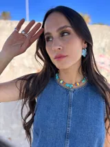 Collar corto con piedras turquesas irregulares, cuentas de cerámica amarillas y verdes, y cuentas plásticas naranjas y azules.