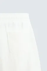 Bermuda negra de corte relaxed fit, con cintura elástica ajustable con cordón, bolsillos frontales y bolsillo trasero de parche.