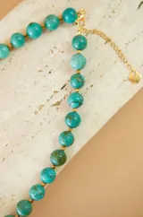 Collar de doble vuelta con cuentas de piedra natural de turquesa africana y separadores de acero.