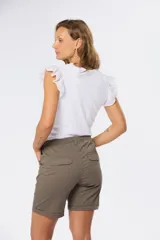 Bermuda color beige con cintura elastizada y bolsillos laterales.