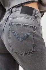 Pantalón de jean gris de calce recto y tiro alto, confeccionado en denim rígido con lavado stoneado y bigotes.