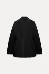 Blazer negro de Zara Woman Collection, con cuello solapa, manga larga con abertura y botones, bolsillos de plastrón en delantero, forro interior a tono y cierre frontal con botones.
