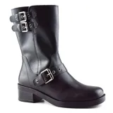 Bota de cuero sintético color negro, de caña media con dos correas con hebillas plateadas en la parte superior y una correa con hebilla plateada en el tobillo. Tiene un taco cuadrado bajo y suela de goma.