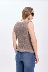 Chaleco de punto lurex color taupe con escote en V y cierre frontal con botones.