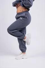 Pantalón de jogging color beige con cintura elástica y logo bordado en la pierna.