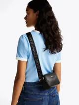 Bandolera negra de Tommy Jeans con correa ancha ajustable con el logo de la marca en gris.