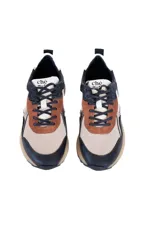 Championes de cuero color beige, marrón y negro, con detalles en peltre, cierre con cordones y suela sintética.