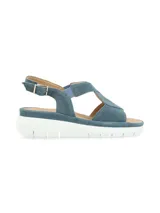 Sandalia de mujer con diseño clásico, tiras cruzadas y hebilla metálica, ideal para el verano.