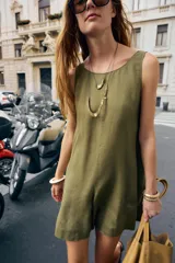 Mono corto color verde militar confeccionado en lino 100%. Tiene cuello redondo, sisa y espalda descubierta. Presenta bolsillos laterales ocultos en costuras.