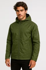 Campera verde militar con capucha, cierre frontal y bolsillos laterales. Tiene el logo de la marca en la manga derecha.