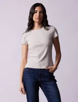 Remera azul marino de modal con textura acanalada, cuello redondo y mangas cortas con detalle de frunce en los hombros.