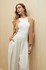 Pantalón marrón de corte amplio con cintura elastizada y bolsillos laterales.