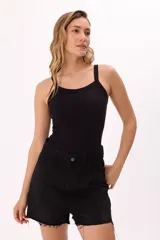 Short de denim negro con microstrass aplicados, tiro medio y ruedo desflecado.