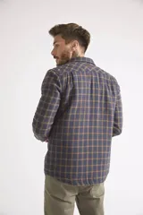 Sobrecamisa de viyela para hombre con estampado de cuadros en rojo y negro. Presenta cierre frontal con botones, bolsillos en el pecho con solapa y botón, y un interior capitoneado para mayor abrigo. Cuenta con un logo en grifa de cuero.