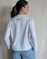 Remera blanca de mangas largas con cuello en V y costuras a la vista.