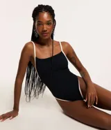 Malla enteriza negra con breteles finos blancos y escote recto.