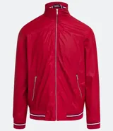 Chaqueta bomber roja de poliéster engomado, con cuello, puños y cintura acanalados a rayas blancas y azul marino. Tiene cierre frontal con cremallera y bolsillos laterales con cremallera.