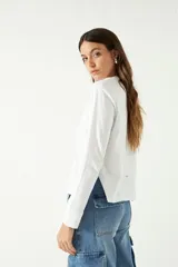 Remera blanca de manga larga con cuello bote.