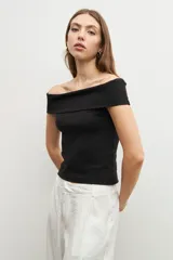 Top color crudo con escote bardot y corte ajustado.