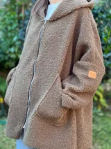 Campera color ocre con capucha y cierre frontal asimétrico.