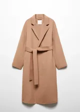Abrigo largo color camel de lana reciclada con diseño oversize, cuello con solapa, manga larga, dos bolsillos delanteros, cinturón desmontable y abertura posterior en el bajo.