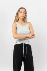 Pantalón jogger wide fit color amarillo pastel, confeccionado en algodón suave, con cintura elástica con cordón ajustable y bolsillos laterales funcionales.