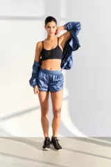 Short deportivo azul brillante con cintura elástica y cordón ajustable.