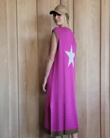 Vestido largo fucsia sin mangas con ribete marrón y estampado de estrella blanca en la espalda.