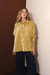 Camisa oversize a cuadros color lila, naranja y rosa, con botones frontales y bordado de una rosa en el pecho.