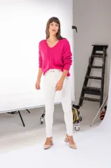 Pantalón de pana blanco, de tiro alto y pretina elastizada.