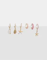 Set de seis aros con argollas doradas, esmaltadas en color rosa y durazno. Incluye dijes colgantes de conchas marinas y estrellas de mar.