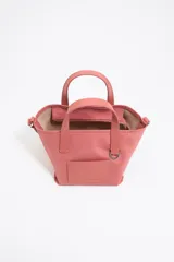 Bolso shopper mini Bimba y Lola de nailon negro con estructura blanda, doble asa de mano y asa de tejido, piezas de piel, logo grabado, acabados metálicos en plateado y cierre de cremallera.
