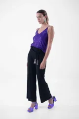 Pantalón negro de corte palazzo con lazo en la cintura.