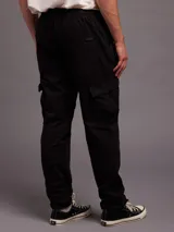 Pantalón jogger cargo negro con puños ajustados, confeccionado en 98% algodón y 2% elastano.