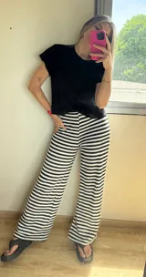 Pantalón oxford de tejido a rayas blancas y negras con cintura elástica.