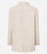 Blazer oversized color beige confeccionado en viscolino, con solapas en el cuello, botones delanteros y solapas delanteras que simulan bolsillos.