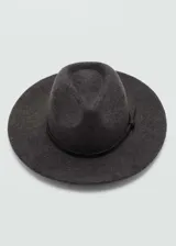 Sombrero marrón de ala ancha con cinta decorativa.