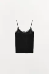 Top negro con tirantes finos, escote redondo y detalle de encaje en el busto.