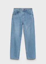 Pantalón de jean celeste de corte recto, tiro alto y cinco bolsillos.