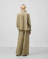 Pantalón de pijama de mujer con estampado de rayas verticales color verde, corte ancho, cintura elástica, bolsillos laterales y bajo recto.