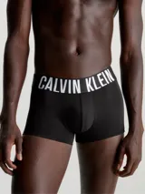 Pack de tres bóxers Calvin Klein de microfibra negra, corte trunk, con cintura elástica con el logo de la marca en blanco.