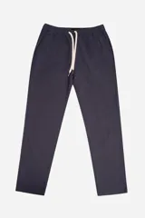Pantalón jogger azul marino de algodón y lino, con cintura elástica ajustable con cordón, bolsillos laterales y traseros, y logo estampado.